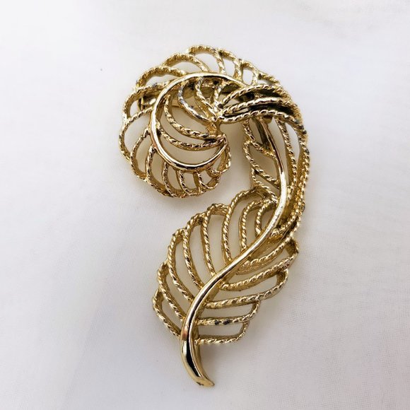 Vintage Gerry's Large Gold Feather Brooch, Dark academia feather pin, Scarf pin - Picture 7 of 9